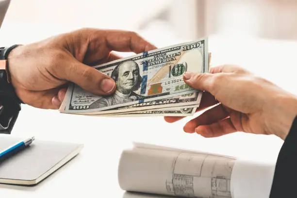 Indian traveller managing foreign currency abroad